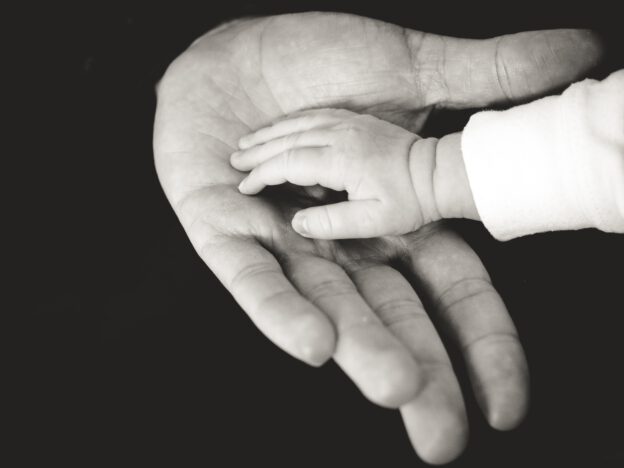barns hand i vuxens hand